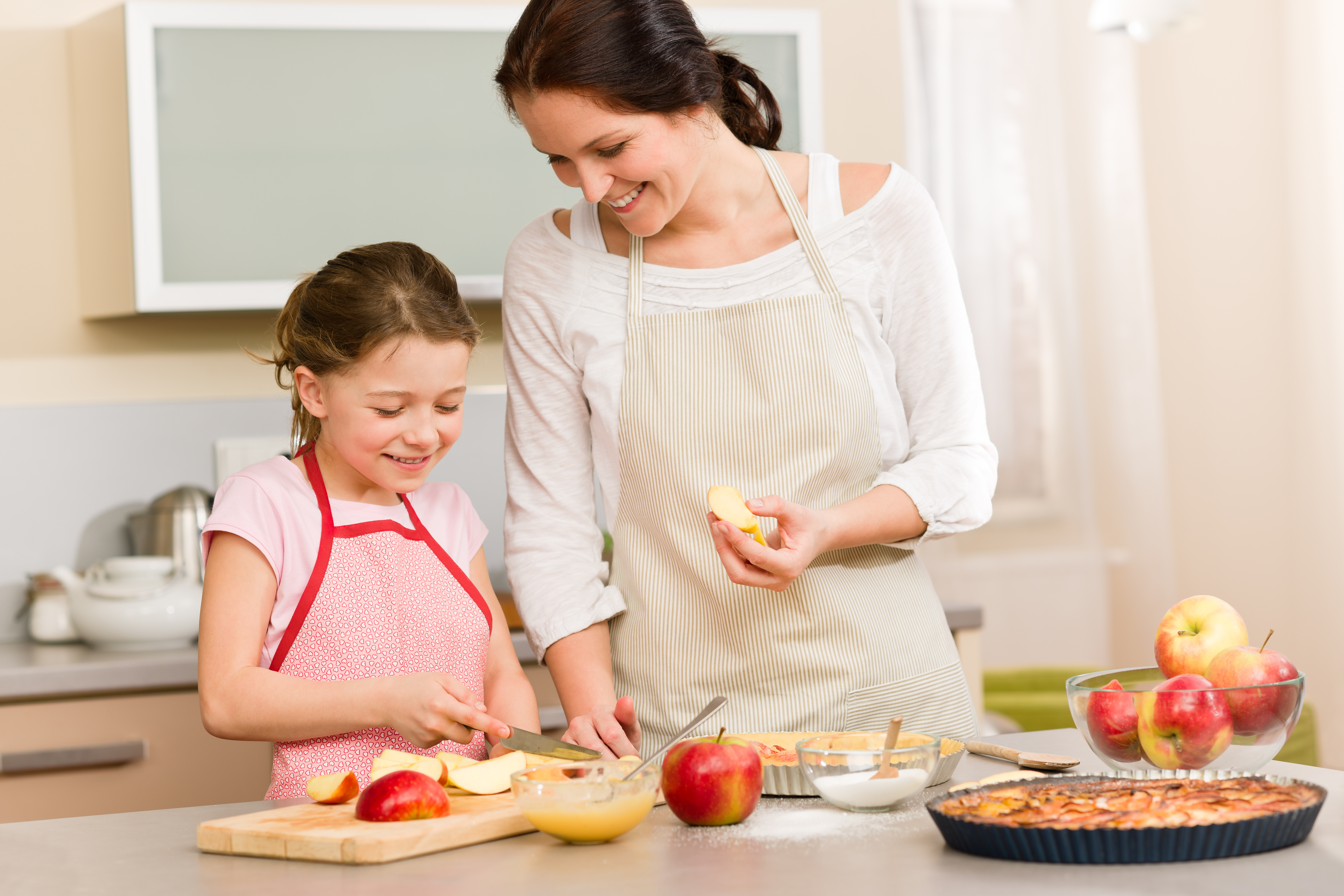 Пироги готовит мама. Мама с дочкой готовят. Готовка с детьми. Готовка с детьми на кухне. Мама готовит.