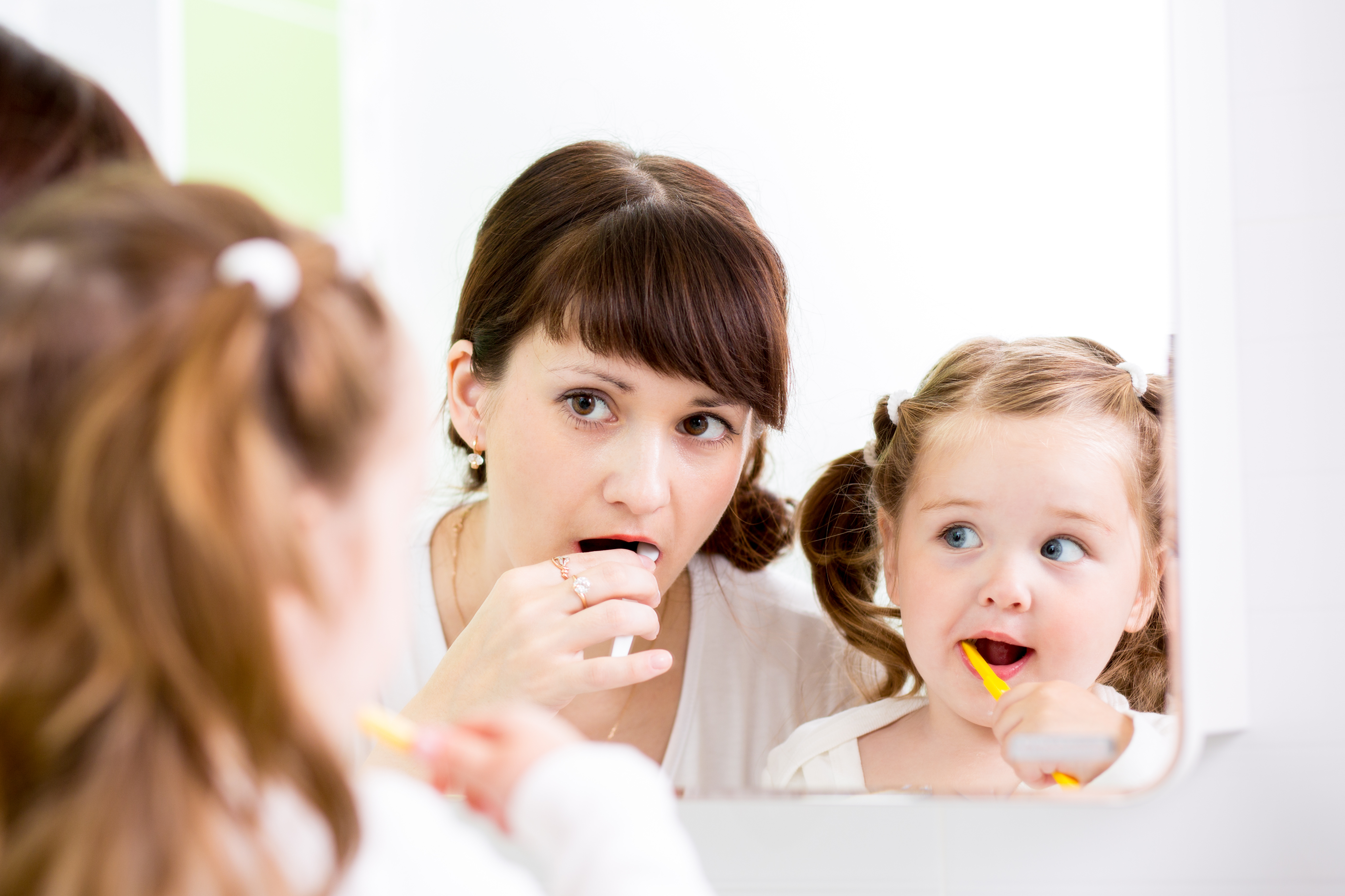 Учит дочь как правильно. Мама и дочь чистят зубы. Ребенок чистит зубы. Ребенок подражает родителям. Дети это повторение родителей.